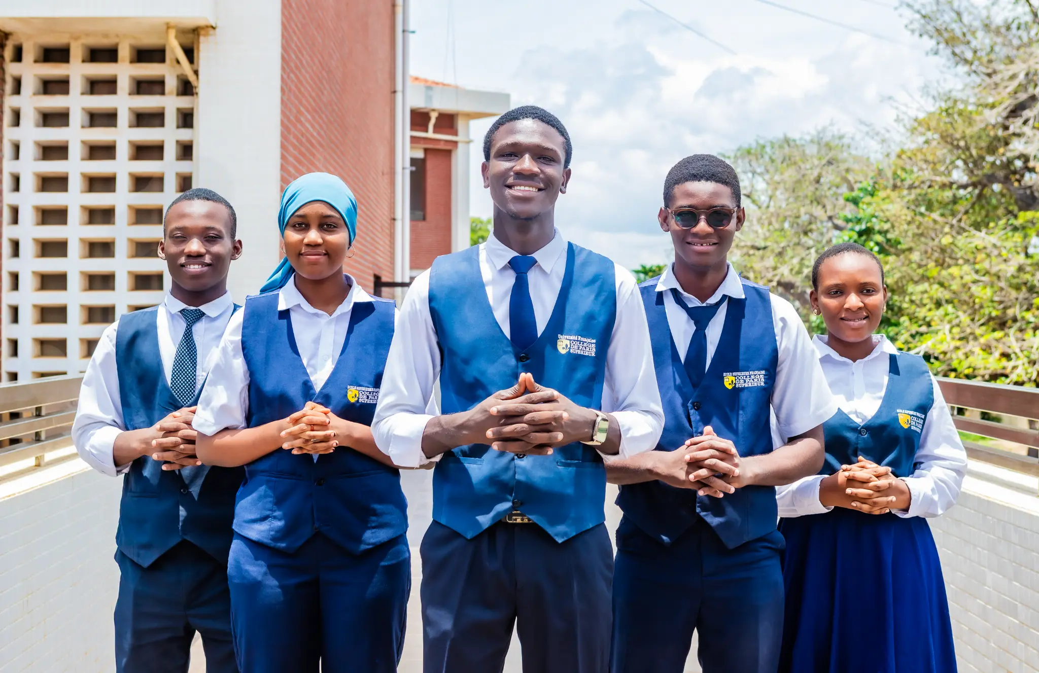 Groupe d'étudiants en uniforme